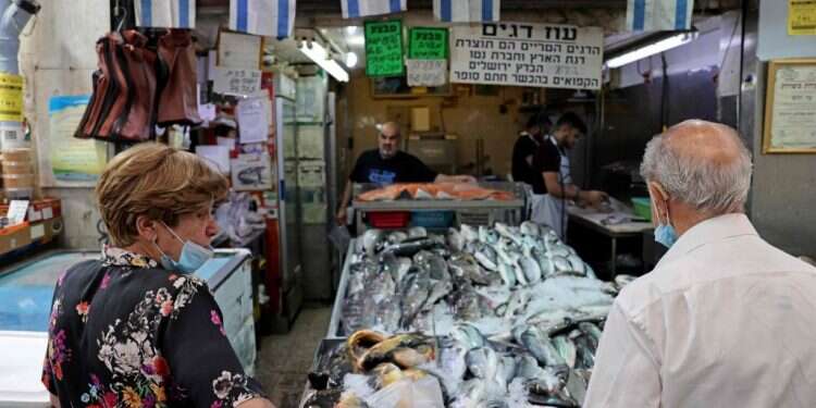 שוק מחנה יהודה, בשבוע שעבר. צילום: AFP דו"ח האוניברסיטה העברית: העלייה בתחלואה נובעת גם מהורדת המגבלות והמסכות