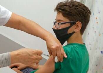 הימור מסוכן: חבר הוועדה לחיסוני קורונה מזהיר מפני אי־חיסון ילדים