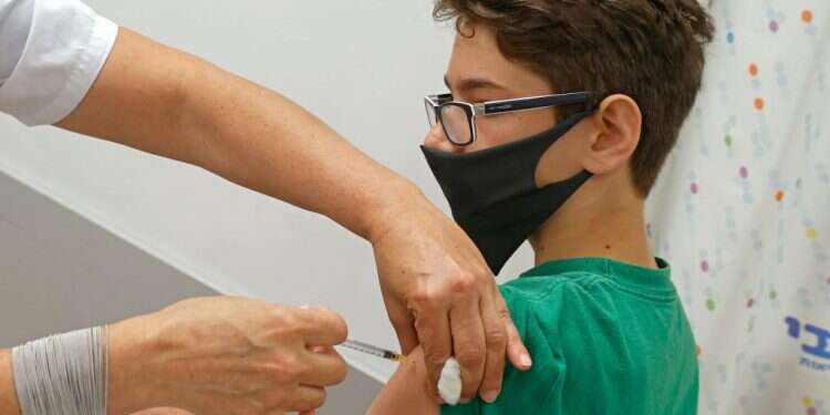 החיסון כעת ניתן גם לגילי 12־15. צילום: AFP הימור מסוכן: חבר הוועדה לחיסוני קורונה מזהיר מפני אי־חיסון ילדים