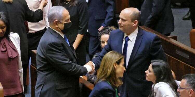 כישלון של ממשלה– כל ממשלה – הוא על חשבון המדינה. ראש הממשלה ונתניהו לוחצים ידיים במליאת הכנסת, השבוע. צילום: איי.אף.פי