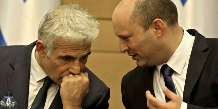 בנט ולפיד. צילום: AFP משבר ראשון לקואליציה: האופוזיציה לא תתמוך בחוק איחוד משפחות