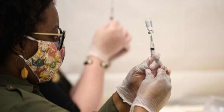 חיסון לקורונה בניו יורק. צילום: AFP חמישית מנדבקי הקורונה ללא תסמינים סובלים ממנה דווקא בטווח ארוך