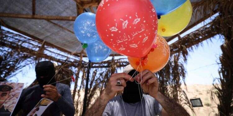 הכנת בלוני תבערה ברצועת עזה. צילום: AFP על שולחן הקבינט המדיני־ביטחוני החדש: איראן ורצועת עזה