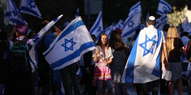 החברה הישראלית לא יכולה להתקיים בלי שילוב שתי הזהויות יחד. צילום: AFP מטרת־העל: לא עוד דיכוטומיה בין יהדות לישראליות