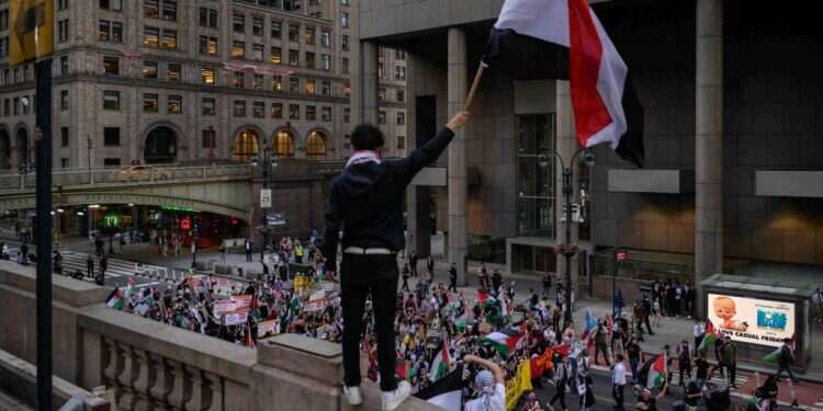 הפגנה פרו־ פלסטינית בניו־יורק, השבוע. צילומים: AFP אימה אמריקנית: "יהודים כבר לא יסתובבו במנהטן עם כיפה"