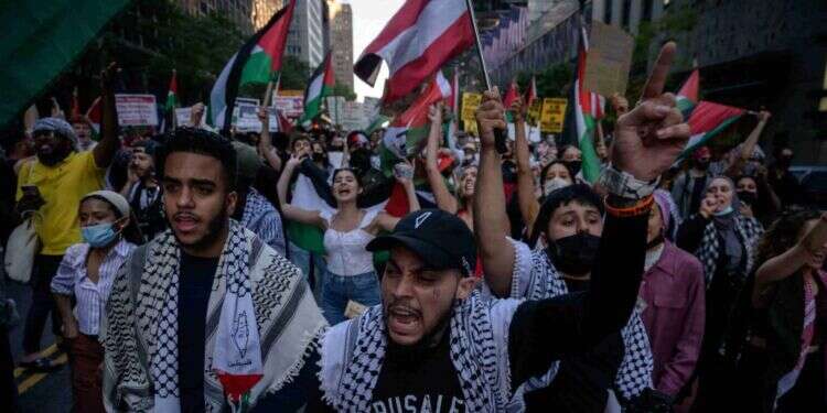 הפגנה אנטי-ישראלית בניו־יורק. צילום: AFP הפגנה אנטי-ישראלית בניו־יורק. צילום: AFP