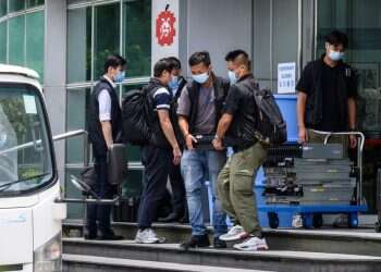 "סכנה לביטחון הלאומי": המשטרה פשטה על העיתון בהונג-קונג