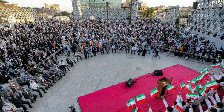 תומכי ראיסי בחגיגות לנצחונו בכיכר האימאם חוסיין בטהרן. צילום: AFP סופו של המשטר או בחירתו של העם? נשיא חדש לאיראן
