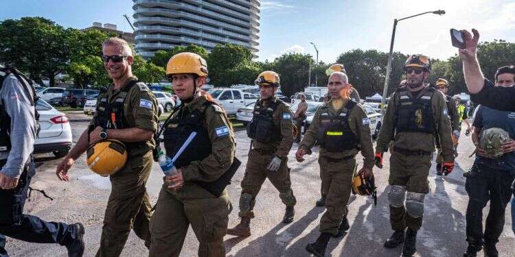 המשלחת הישראלית במיאמי. צילום: AFP משלחת החילוץ הישראלית הגיעה למיאמי