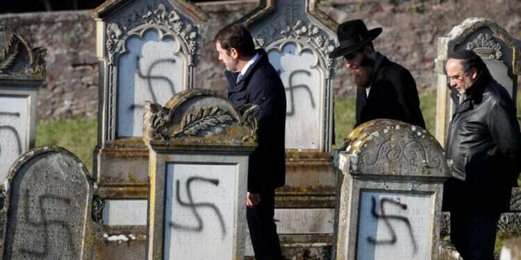 תקרית אנטישמית בבית העלמין היהודי בווסטהופן שליד שטרסבורג, צרפת, 2019. צילום: AP תקרית אנטישמית בבית עלמין יהודי. צילום: AP