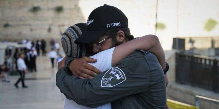 עוז אליבליה ואחיו הקטן בהשבעה בכותל המערבי. צילום: דוברות המשטרה (מג עוז הושבע למג"ב: "שומר יותר טוב על הדת כאן מאשר בבית"