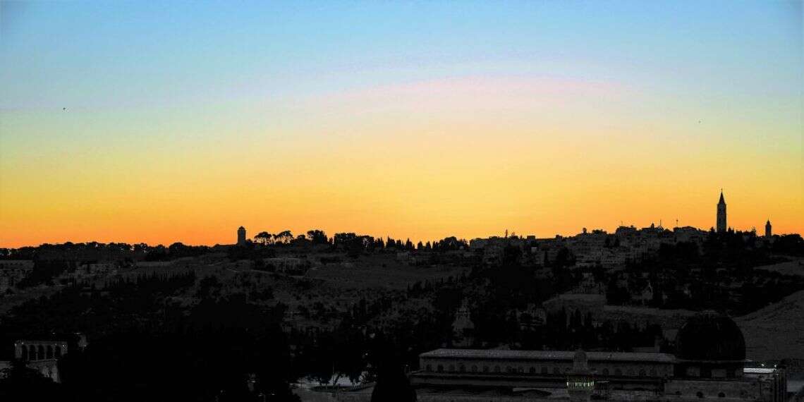 זריחה בהר הזיתים. צילום: באדיבות גל ערמון לפאתי מזרח קדימה: לאיזה כיוון פנה בית המקדש?
