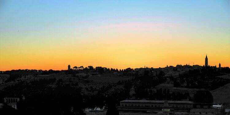 זריחה בהר הזיתים. צילום: באדיבות גל ערמון לפאתי מזרח קדימה: לאיזה כיוון פנה בית המקדש?