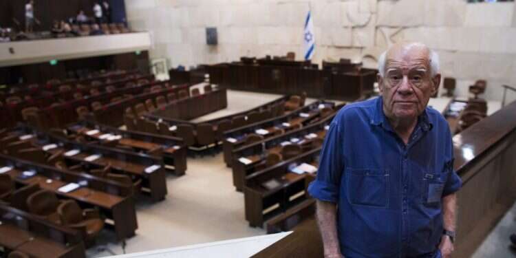 דני קרוון על רקע קיר התבליט שיצר לאולם מליאת הכנסת צילום: יונתן זינדל, פלאש 90