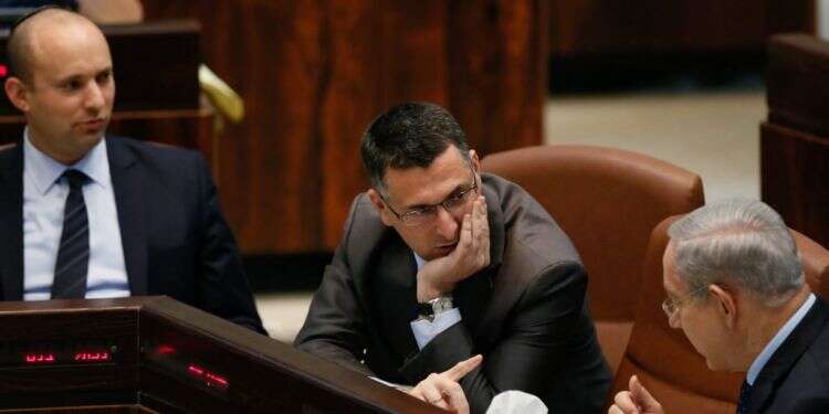 הכול בגלל משבר האמון הקשה. נתניהו, סער ובנט ב־2013. צילום: מרים אלסטר - פלאש 90  על הממשלה הזו חתום הימין