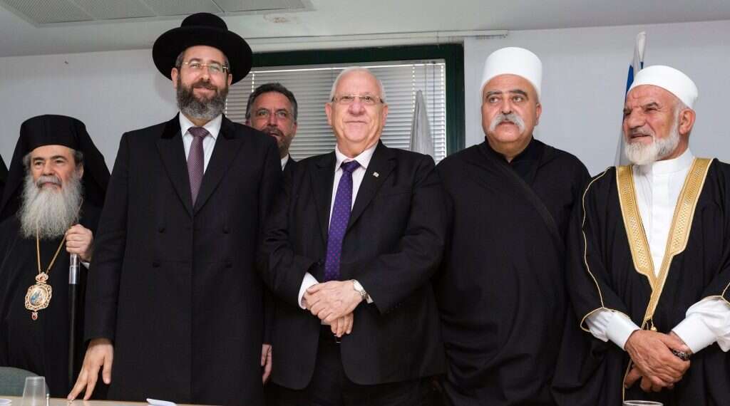 נדרשת הדרכה הלכתית בשאלת הסובלנות לדתות אחרות בארץ הקודש. הנשיא ראובן ריבלין עם מנהיגי הדתות בישראל. צילום: פלאש 90