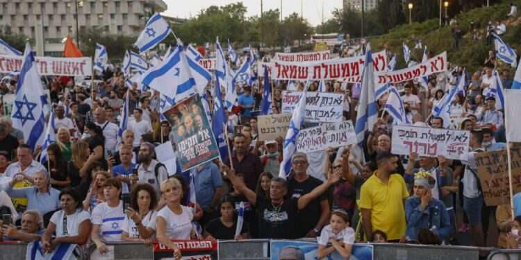 הפגנת ימין במחאה על הקמת ממשלת בנט־לפיד, אתמול בקריית הממשלה בירושלים. צילום: יונתן זינדל, פלאש 90 52 חברי האופוזיציה החדשה נלחמים על חמישה תפקידים בלבד