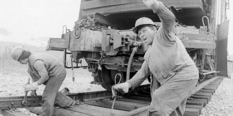 הנחת מסילת באיקל־אמור, 1975. צילום: גטי אימג'ס