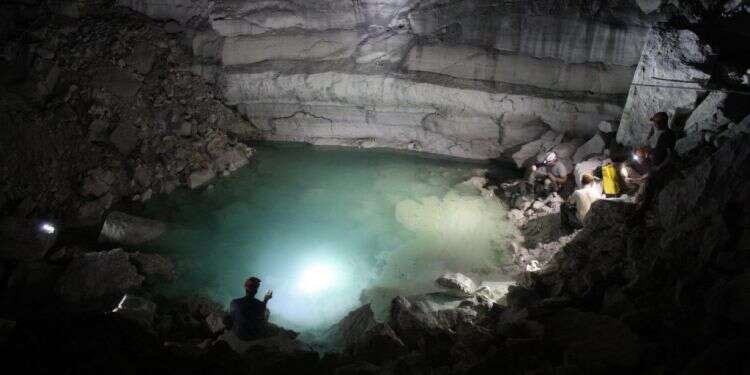 צילום: באדיבות מלח "כמו ייבוש החולה, רק ההפך": מערה נדירה בסכנת הצפה