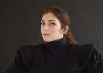 רוני דלומי מצליחה לשמור על חיוביות. עד שהיא לא