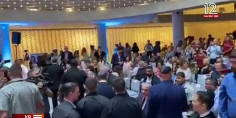 נתניהו ובנט באירוע לזכר חללי צוק איתן. צילום מסך מתוך N12 נתניהו ירד מהשלטון, הגיע הזמן שהתקשורת תרד ממנו