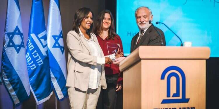 הרצי מקוב, ראש מרכז מורשת בגין מעניק את הפרס לשרת העלייה והקליטה פנינה תמנו־שטה. צילום: נגה מלסה פרס "מגן בגין למנהיגות" הוענק לשרה פנינה תמנו־שטה