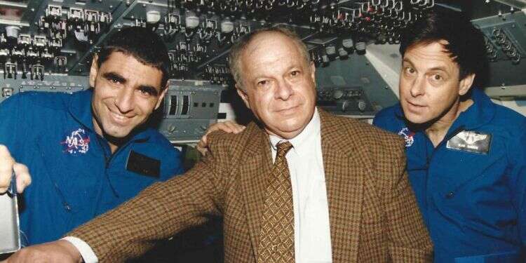 "מעטים ידעו על פועלו": אבי הר־אבן מובא למנוחות