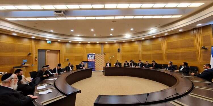 ישיבת הסיעה של יהדות התורה וש "נבלה נעשתה בישראל": גפני וליצמן תקפו את בנט