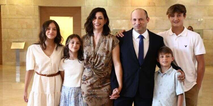 בנט עם משפחתו. צילום: אריאל זנדברג נתניהו: "בנט הוליך שולל מאות אלפי מצביעי ימין"
