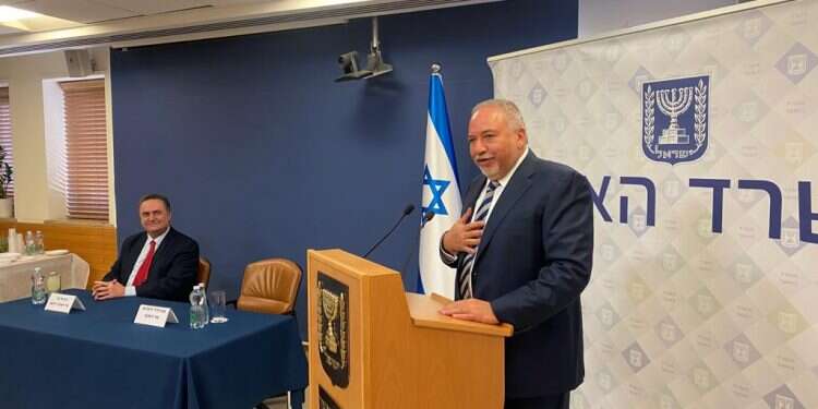 אביגדור ליברמן ושר האוצר היוצא, ישראל כ שר אוצר חדש: "לא עובד אצלכם, עובד איתכם"