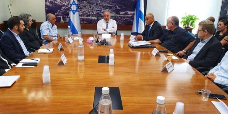 שר אוצר חדש: "לא עובד אצלכם, עובד איתכם"