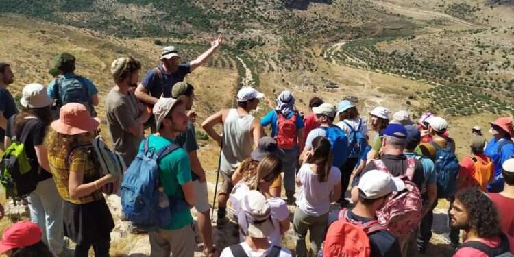 נתנאל אלינסון בהדרכת טיול לצרדה, במסגרת איש המרכז הקיצוני: נתנאל אלינסון נאבק בפיצול הישראלי הפנימי