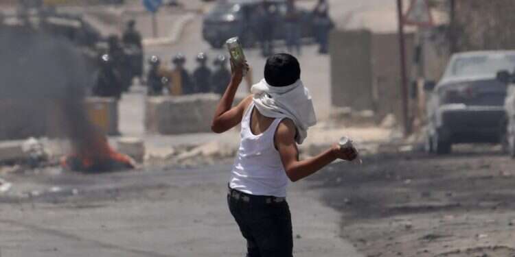 מהומות ברמלה בשומר החומות. צילום: EPA "זה אירוע לאומני": הלך ללוות אורחים, ונפגע על ידי רוכבי אופניים