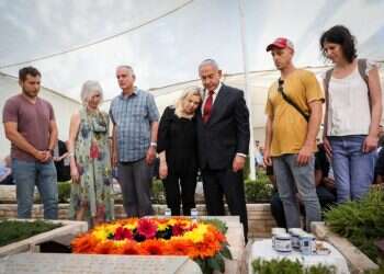 משפחת נתניהו בטקס לזכר האח. צילום: אוליבייה פיטוסי פלאש 90 45 שנים לנפילת יוני נתניהו: "לוחם ללא חת שהעז לקום מול אש ואויב"