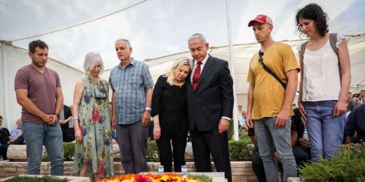 משפחת נתניהו בטקס לזכר האח. צילום: אוליבייה פיטוסי פלאש 90 45 שנים לנפילת יוני נתניהו: "לוחם ללא חת שהעז לקום מול אש ואויב"