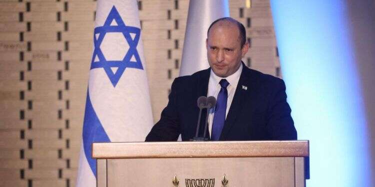 בנט בנאומו בהיכל הזיכרון, היום. צילום: יונתן זינדל פלאש 90 בנט: "לא נסבול אלימות וטפטופים. תושבי העוטף אינם אזרחים סוג ב'"