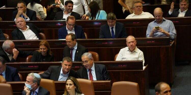חברי האופוזיציה במליאת הכנסת. צילום: דוברות הכנסת - דני שם טוב  פיליבסטר ראשון: לילה פוליטי סוער במליאת הכנסת
