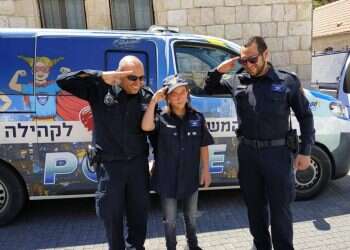 שמואל אייזיק בן ה-13 "גויס" למשטרת ישראל