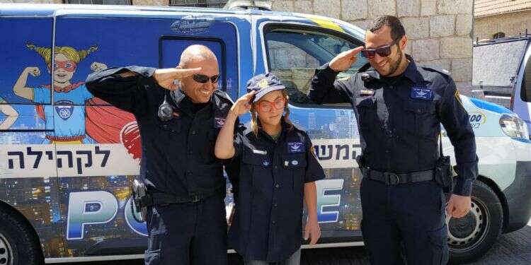 שמואל אייזיק בן ה-13 "גויס" למשטרת ישראל