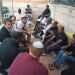 יועז הנדל עם משפחת ביסט. צילום: משה שטה משפחתו של הרוג מהמהומות ברמלה בפנייה לשר לביטחון פנים
