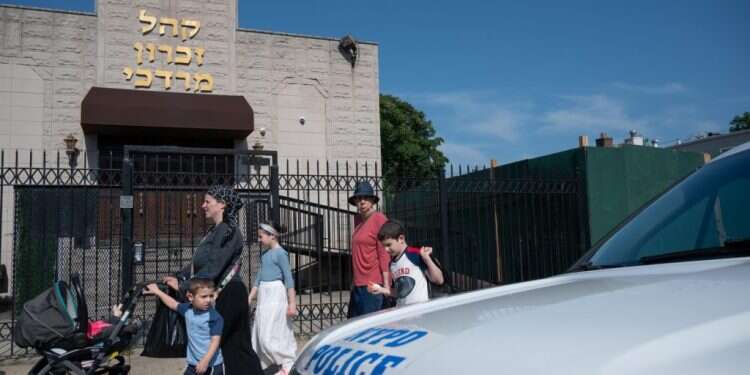 כדור נורה לעבר בית כנסת בניו יורק. איש לא הגיב