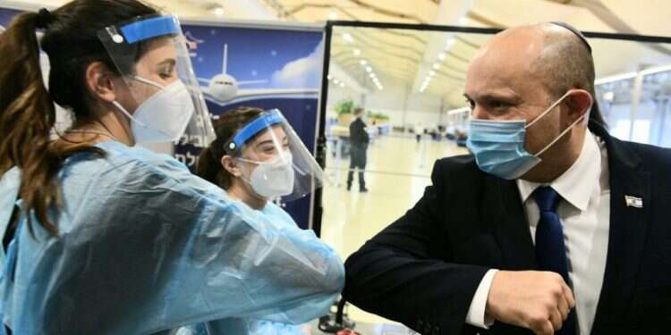 בנט בהצהרה בנמל התעופה. צילום:  בנט בנתב"ג: "נקים מחדש את קבינט הקורונה"