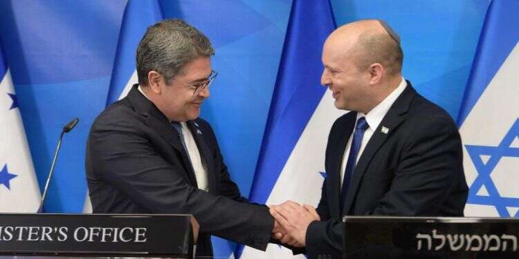 ראש הממשלה נפתלי בנט ונשיא הונדורס, חואן אורלנדו ארננדס. צילום: עמוס בן גרשום, לע נחנכה שגרירות הונדורס בירושלים