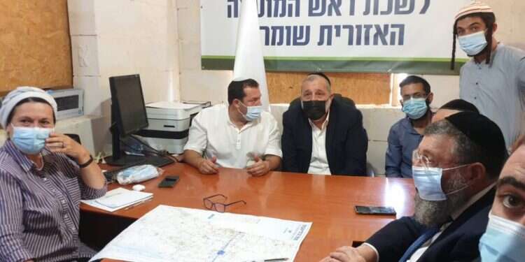 דרעי באביתר עם ראש מועצת שומרון יוסי דגן. צילום: עטרה גרמן דרעי בביקור באביתר: "נעשה הכול כדי שהיישוב הזה יישאר"