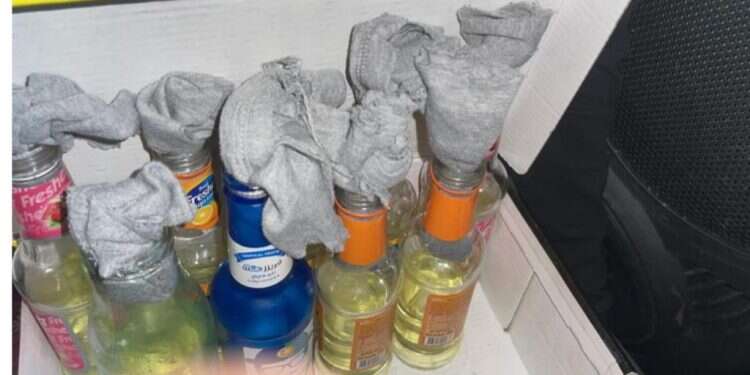 בקבוקי התבערה שייצר החשוד. צילום: דוברות המשטרה כתב אישום למיידה אבנים כלפי שוטרים בשומר החומות