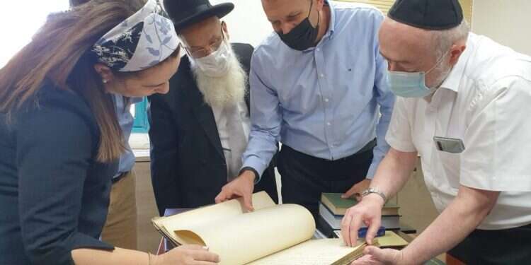 השר מתן כהנא בסיור בהנהלת בתי הדין הרבניים השר מתן כהנא: לשמור על עצמאות בתי הדין הרבניים