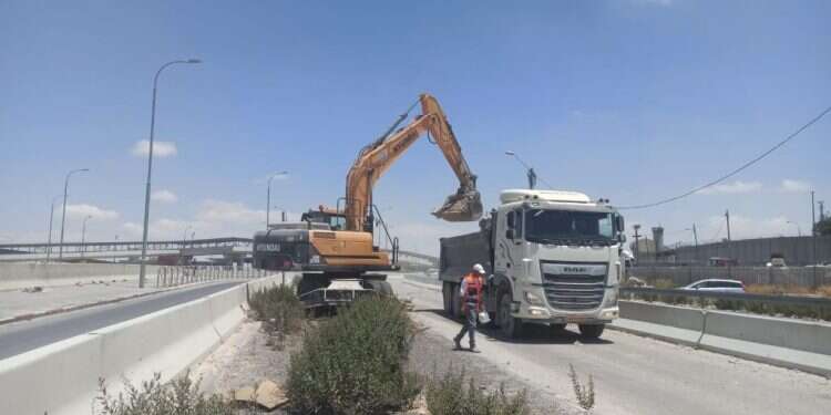 עבודות סלילת שיקוע קלנדיה. צילום: דוברות בנימין הקץ לפקקים בציר 60? החלו עבודות סלילת "שיקוע קלנדיה"