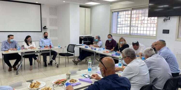 למרות הביקורת: ראשי המועצות ביו"ש נפגשו עם שרת הפנים שקד