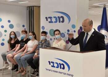 ראש הממשלה נפתלי בנט במתחם חיסונים: "הזן החדש כן פוגע בילדים"