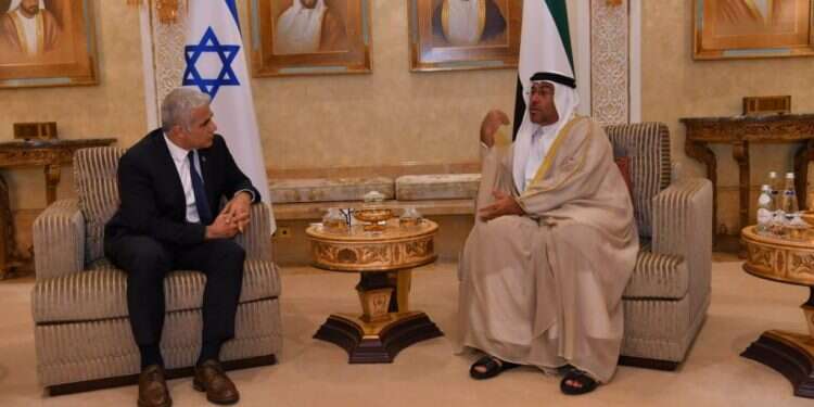 שר החוץ יאיר לפיד יחד עם השר לעניינים כלכליים במשרד החוץ האמירתי אחמד אל סייג באיחוד האמירויות. צילום: שלומי אמסלם, לע״מ מטוסו של שר החוץ יאיר לפיד נחת באיחוד האמירויות